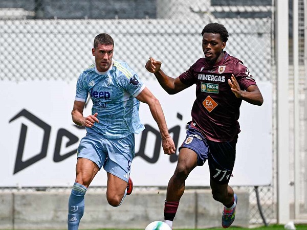 Prioritaskan Benjamin Sesko, Manchester United Tolak Dusan Vlahovic